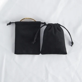 50 Didmeninė prekyba juodo aksomo audinio papuošalų maišeliais Sutraukiamu raišteliu Pakavimo maišeliai Akiniai USB raktų grandinėlė Laikymo krepšys Vestuvių vakarėlis Goodie